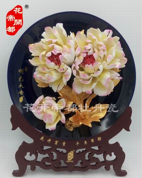 今年看不了牡丹花沒關(guān)系，買件牡丹瓷就可以啦